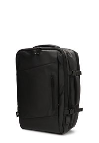 Mochila negra con un diseño rectangular y elegante. Fabricada con tela duradera, cuenta con compartimentos con cremallera y bolsillos laterales, además de correas ajustables.