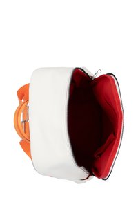 Weiße Lederhandtasche mit einem orangefarbenen Gurt, ausgestattet mit einem roten Innenfutter und einem Reißverschluss. Die Tasche hat eine rechteckige Form und eine strukturierte Oberfläche.