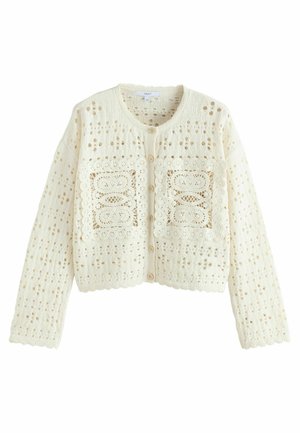 Cardigan en crochet blanc avec un col rond, une fermeture à boutons à l'avant et des motifs en dentelle élaborés. Il présente des poignets et une taille côtelés.
