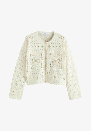 Hvid hæklede cardigan med rund halsudskæring, knaplukning foran og intrikate blonde-lignende mønstre. Har ribbede manchetter og liv.