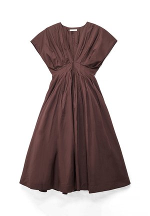 Bruine mouwloze midi-jurk met V-hals, geplooide details in de taille en een brede A-lijn rok op een witte achtergrond.