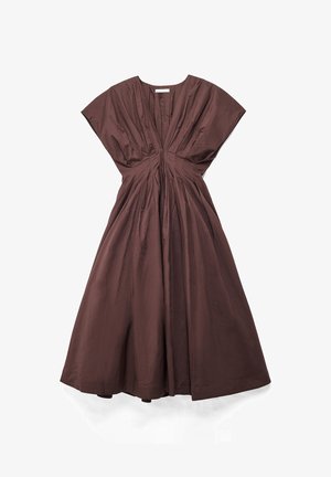 Hnedé midi šaty bez rukávov s výstrihom do V, nariaseným detailom v páse a širokou áčkovou sukňou na bielom pozadí.