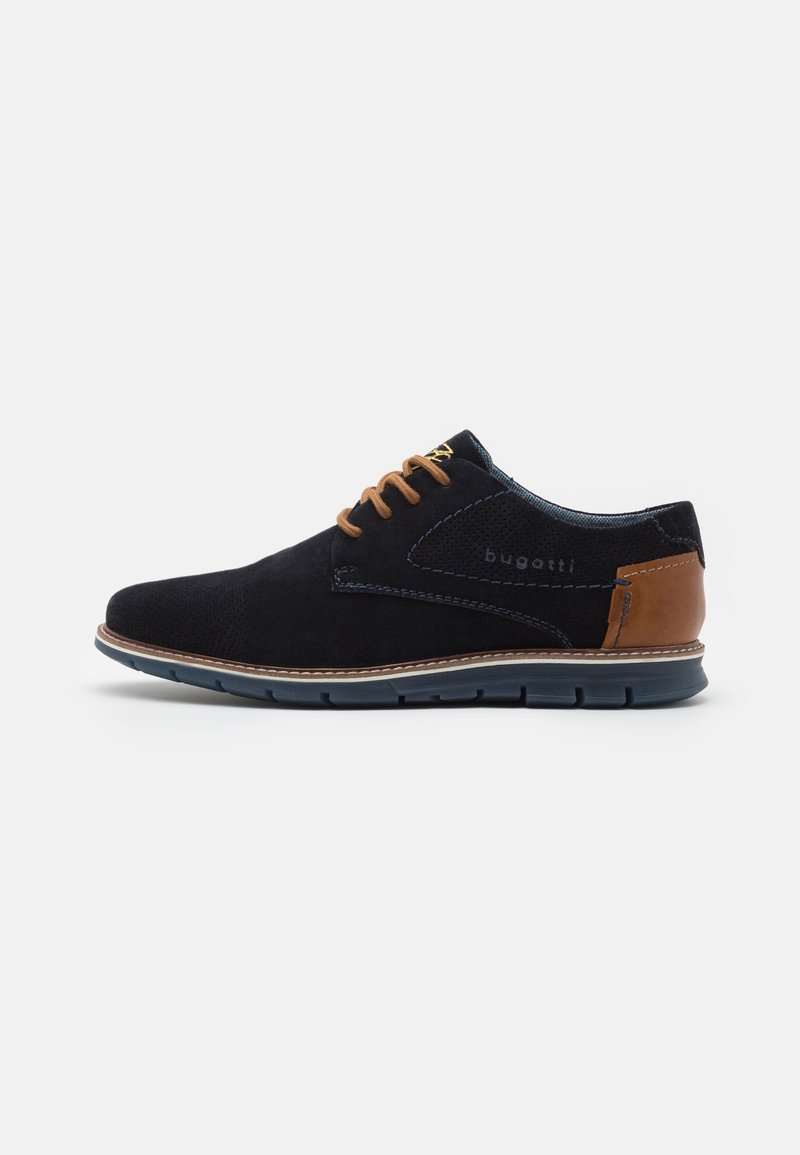 Chaussure à lacets pour homme en daim noir avec un patch talon marron, des lacets beige, des détails cousus et une semelle noire flexible.