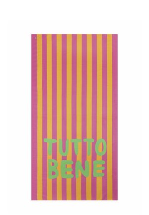 Vertikale pinke und gelbe Streifen mit grünem Text "TUTTO BENE" zentriert auf der unteren Hälfte des Stoffstücks.