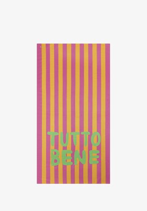 Rayures verticales roses et jaunes avec texte vert "TUTTO BENE" centré sur la moitié inférieure du morceau de tissu.