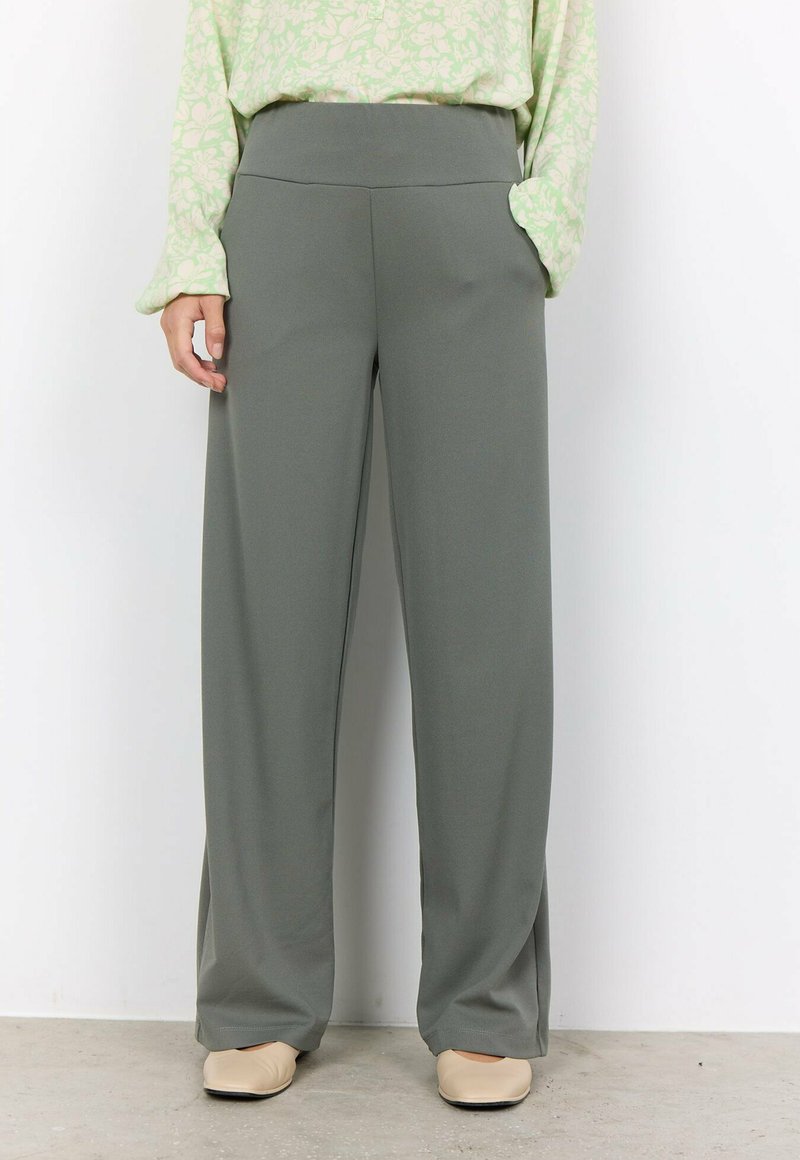 Pantalons à jambières larges en tissu gris doux. Dotés d'une taille haute et de deux poches latérales. Texture lisse avec une coupe décontractée.