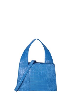 Sac à main bleu avec un motif crocodile texturé, doté d'une large poignée et d'une longue bandoulière amovible sur fond blanc.