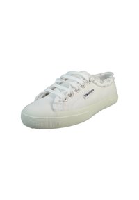 Weiße Leinensneaker mit einer strukturierten Gummisohle, die oben einen fransigen Rand und ein klassisches Schnürdesign aufweist. Dezente Logo-Details sind enthalten.