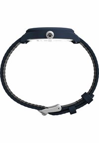 Cette montre bracelet bleu marine présente une sangle tissée texturée, un boîtier rond, des accents en métal argenté et un cadran clair avec un affichage numérique.