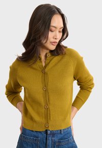 Senapsgul ribbad cardigan med knappframsidan, som har rund halsringning och långa ärmar. Slät textur och figurnära design.