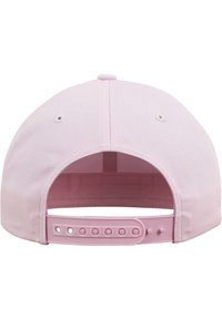 Cappello di cotone rosa con visiera curvata e una tracolla regolabile in plastica sul retro. Presenta fori di ventilazione e dettagli cuciti.