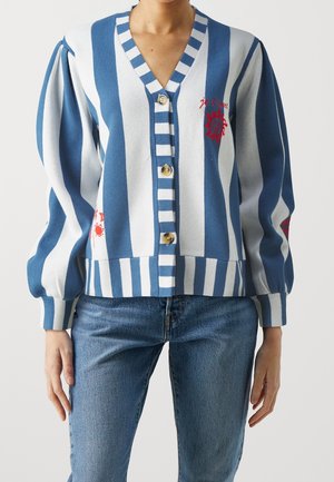 Blauw-witte verticaal gestreepte cardigan met poffende mouwen, V-hals, knoopsluiting, met een geborduurd zonontwerp in rood.