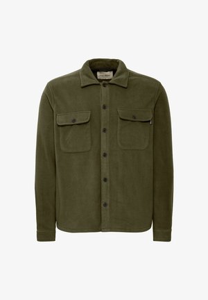 Chaqueta de forro polar de color verde oliva con cuello, dos bolsillos en el pecho y cierre de botón en la parte frontal. Textura suave y corte relajado.