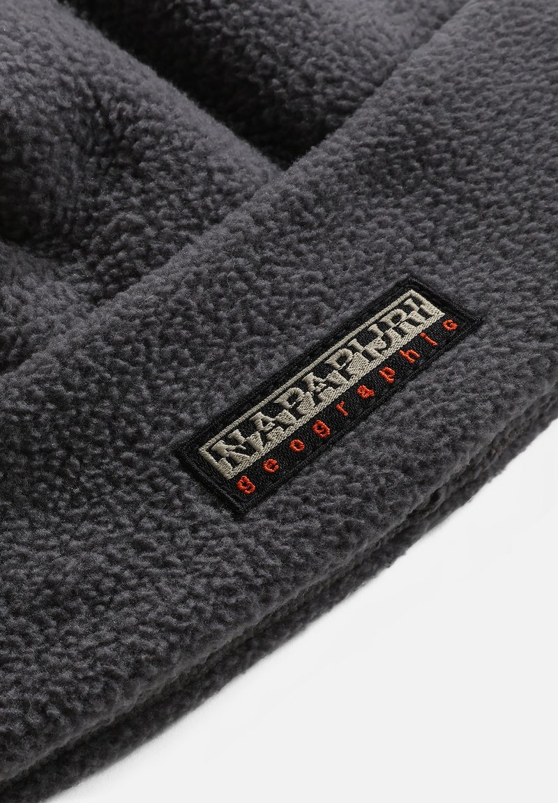 Gorro de forro polar gris con parche de logo bordado. Presenta un tejido texturizado y una forma redondeada y ajustada para proporcionar calor y comodidad.