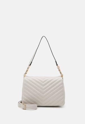 Borsa a mano grigia trapuntata con dettaglio in catena dorata, tracolla regolabile e forma rettangolare con cuciture a zigzag.