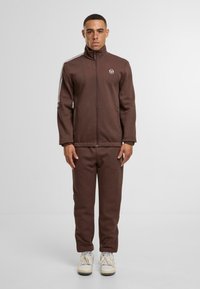 Unselected, bracken gardenia