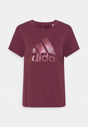 Bordeauxrode T-shirt met korte mouwen, metalen Adidas-logo op de borst, ronde hals en normale pasvorm.