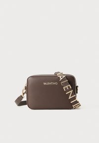 Borsa a tracolla in pelle testurizzata marrone con una tracolla dorata con logo "VALENTINO" e forma rettangolare, dotata di chiusura con zip.