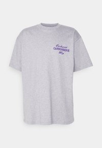 Lys grå kortærmet T-shirt med lilla "Carhartt Carrosserie Wip" tekst trykt på venstre bryst.