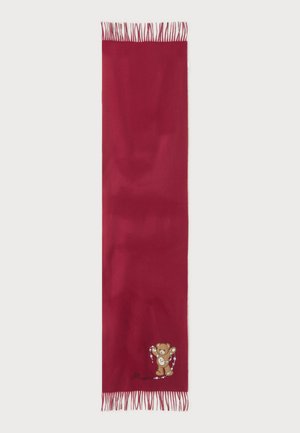Sciarpa di lana rossa con frange su entrambe le estremità e un piccolo orsacchiotto che tiene una collana di perle ricamata vicino a una frangia.