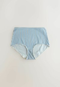 Sous-vêtement féminin taille haute avec rayures verticales bleues et blanches et bordure en dentelle le long des ouvertures des jambes, posé à plat sur une surface claire.