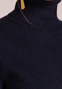 FTC Cashmere Sweter