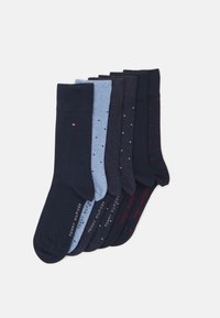 Hat pár navy, világoskék és sötétkék zokni, pöttyös mintával. Puha anyagból készült, bordás felső résszel és márkázott részletekkel.