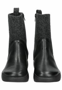 Botas de tobillo de cuero negro con una parte superior de fieltro gris, que presentan cremalleras laterales y suelas de goma texturizadas. Diseño minimalista con un acabado suave.
