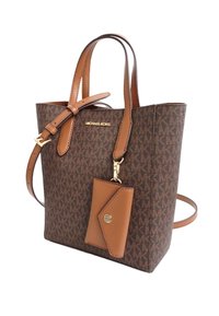 Borsa tote in canvas marrone con motivo a logo, dettagli in pelle, manici superiori e portachiavi ID staccabile. Finiture dorate con tracolla regolabile.