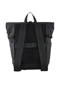 Schwarzer Rucksack aus strukturiertem Material, mit Rolltop-Design und gepolstertem Mesh-Rücken. Verfügt über breite Schulterträger und seitliche Taschen zur Aufbewahrung.