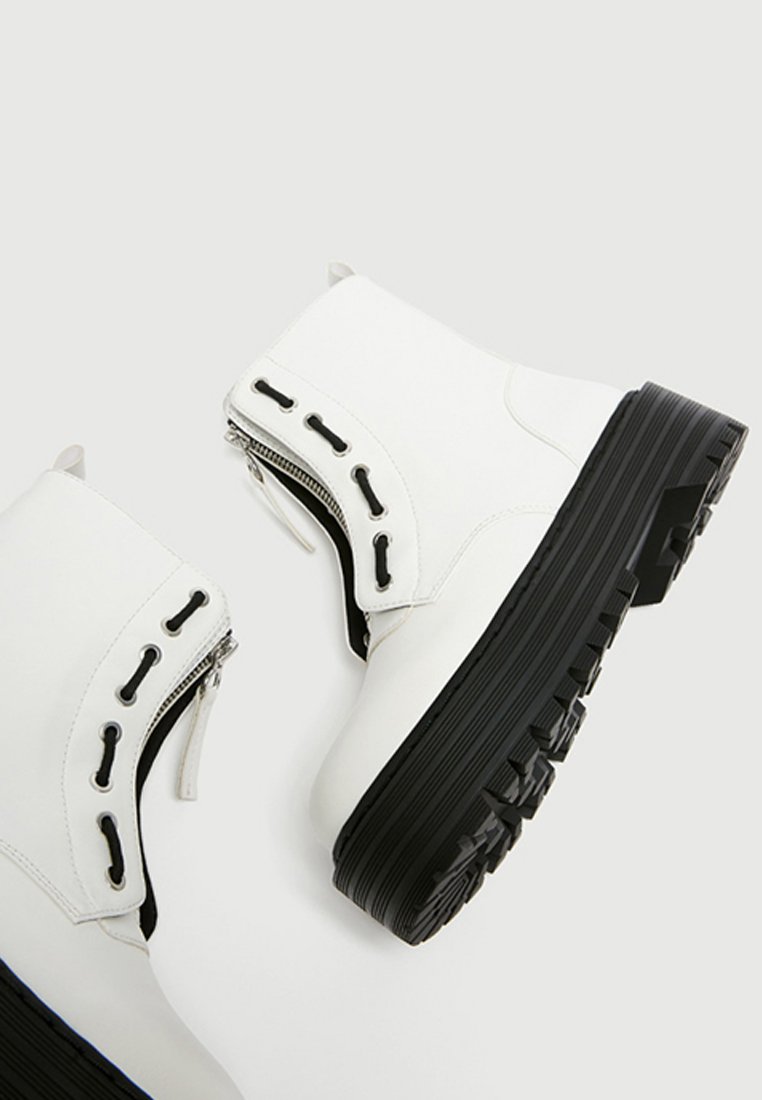 MIT REISSVERSCHLUSSDETAIL Korte laarzen white MIT REISSVERSCHLUSSDETAIL Korte laarzen white
