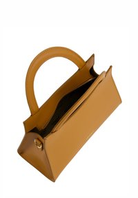 Kleine rechteckige Handtasche aus senfgelbem Leder. Sie hat einen runden Griff, eine offene Oberseite und ein kontrastierendes Innenfutter mit Markenlogo.