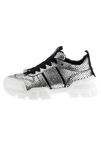 Sneaker argento e neri con un motivo testurizzato in pelle di serpente e lacci neri. Presentano una suola in gomma spessa bianca e tre strisce nere.