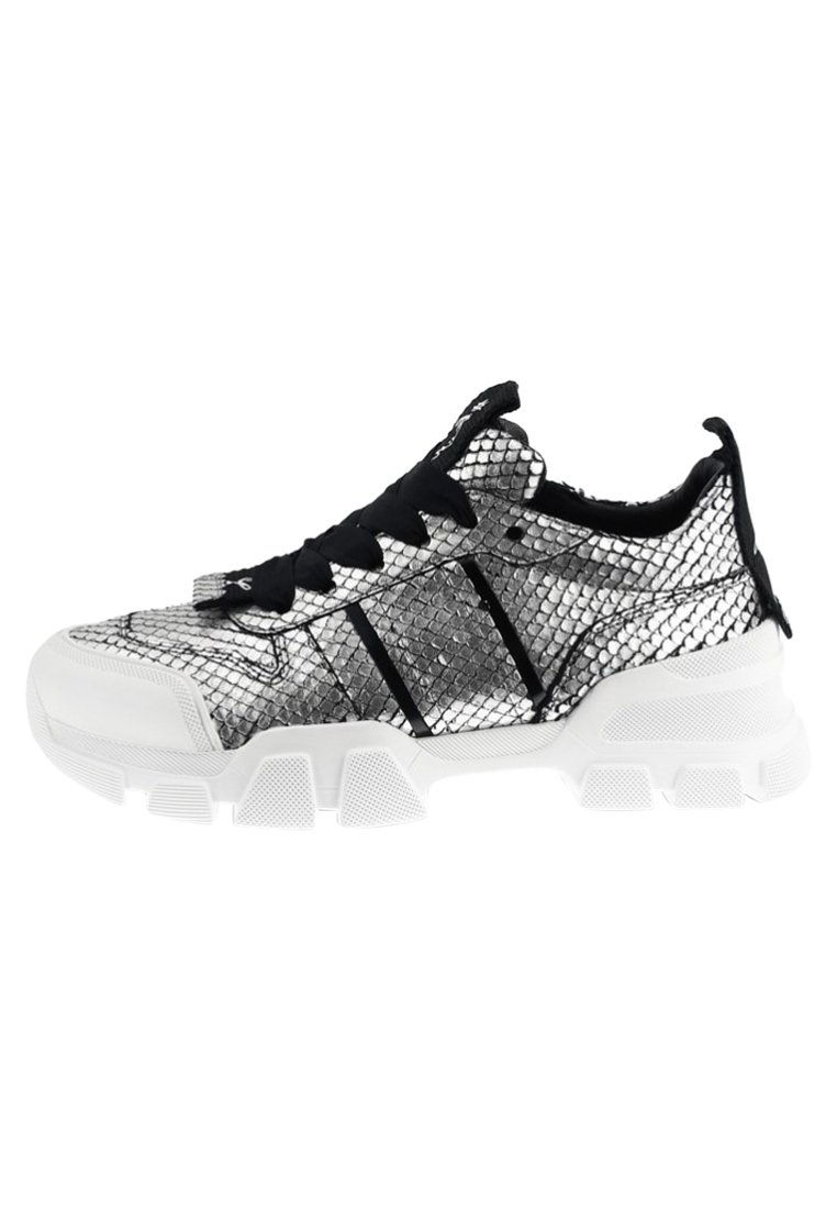 Sneaker argento e neri con un motivo testurizzato in pelle di serpente e lacci neri. Presentano una suola in gomma spessa bianca e tre strisce nere.