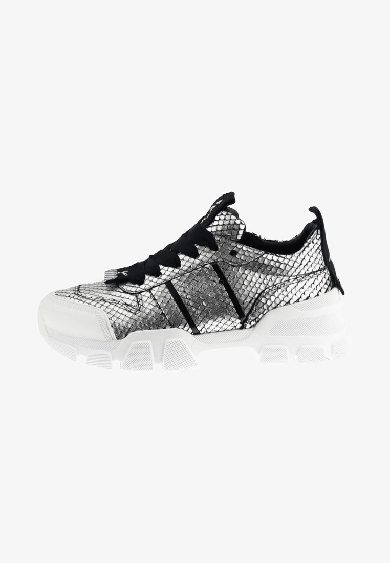 Sneaker argento e neri con un motivo testurizzato in pelle di serpente e lacci neri. Presentano una suola in gomma spessa bianca e tre strisce nere.