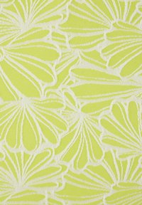 Textil mit einem leuchtend gelb-grünen Hintergrund und weißen Blumenmustern, die geschwungene Blütenblattformen und feine Details betonen.