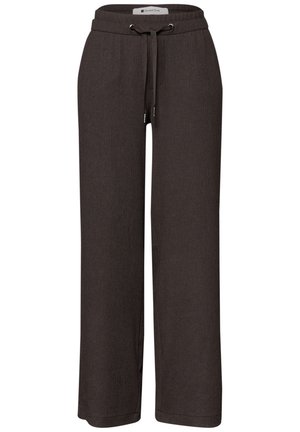 Pantalon large marron foncé avec taille élastique et cordon de serrage, poches avant, et tissu décontracté texturé.