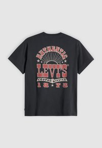 Crna pamučna majica s velikim crvenim i krem retro grafičkim dizajnom na leđima s natpisima "AUTENTIČNI LEVI'S®" i "COPPER RIVETED 1873".