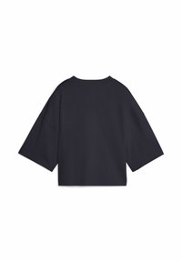 Afkortet sort t-shirt med korte ærmer, bred halsudskæring og løs pasform. Glat bomuldsstof uden synlige mønstre eller accenter.