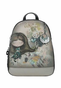 Plecak o gładkiej, jasnoszarej bazie. Zawiera fantazyjną ilustrację dziewczynki z długimi włosami, floralne wzory oraz odpinany charms.