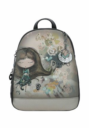Rucksack mit einer glatten, hellgrauen Basis. Beinhaltet eine fantasievolle Illustration eines Mädchens mit langen Haaren, floralen Motiven und einem abnehmbaren Charm.