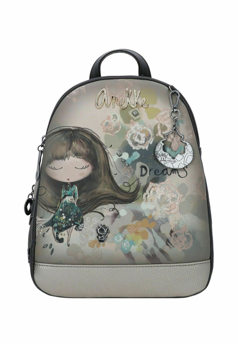 Plecak o gładkiej, jasnoszarej bazie. Zawiera fantazyjną ilustrację dziewczynki z długimi włosami, floralne wzory oraz odpinany charms.