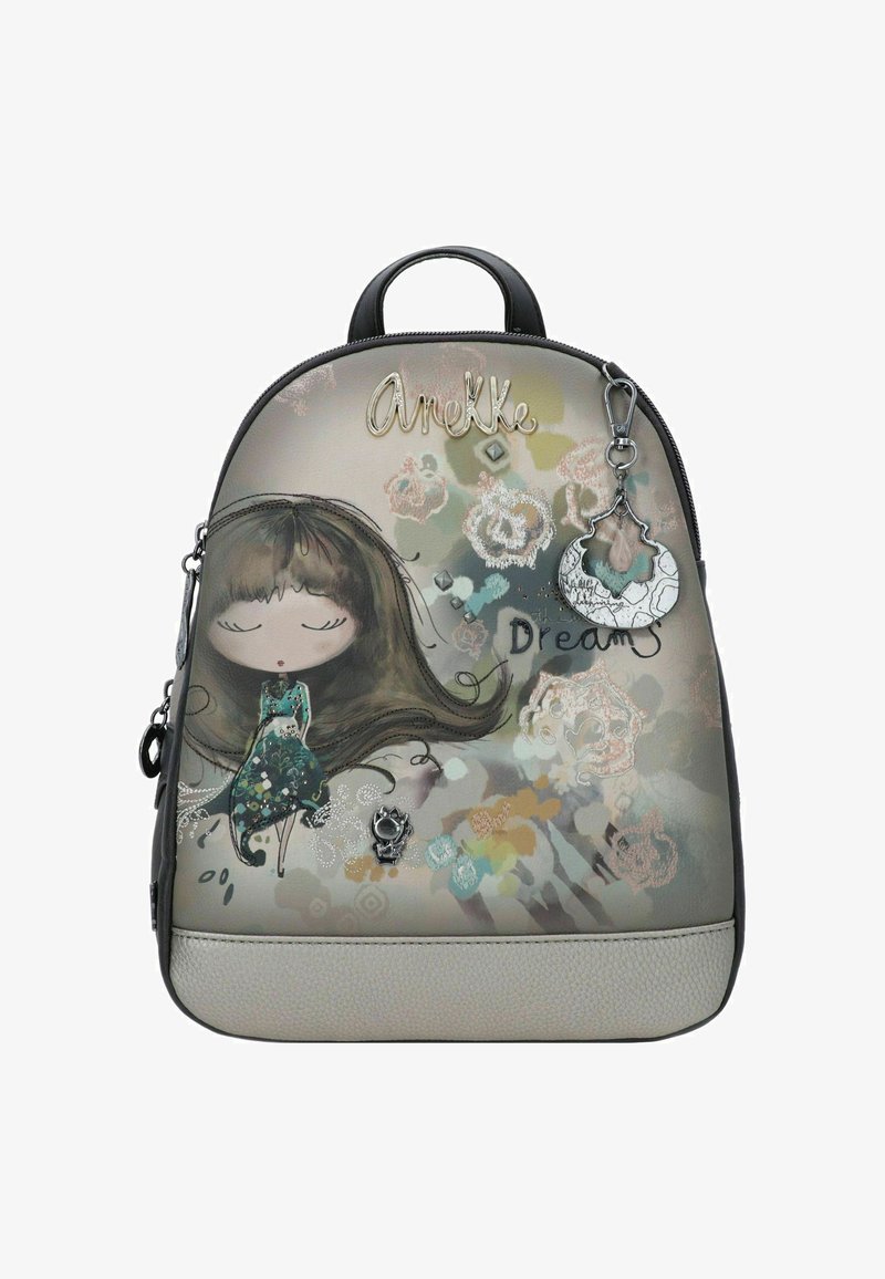 Mochila con una base suave de color gris claro. Presenta una ilustración caprichosa de una niña con cabello largo, diseños florales y un charm desmontable.