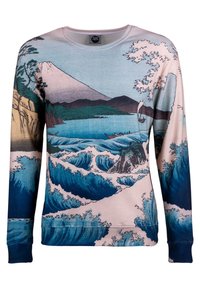 Pikendega dress, millel on sinine ja roosa ookeanilaine disain ning mägede ja puude illustreerimine, valmistatud pehmest kangast.