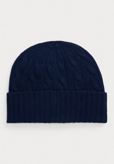 Bonnet tricoté bleu marine avec un motif à cable et une bordure repliée côtelée, conçu pour la chaleur et un style décontracté.
