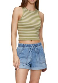 Olijfgroene gestreepte tanktop met hoge hals, gecombineerd met lichtblauwe denimshorts met een elastische tailleband en voorkruiszakken.