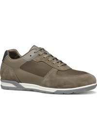 Zapatillas deportivas para hombre en ante y malla color topo, con un perfil bajo, suela gris y diseño de cordones para un ajuste seguro.