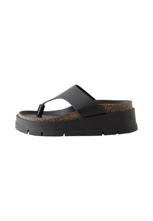 Sandalia negra de plataforma con tiras anchas y plantilla de corcho, con una suela de goma negra texturizada.
