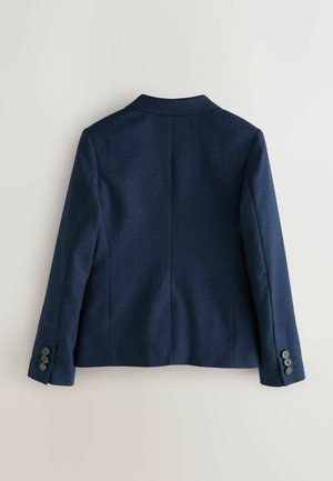 Blazer blu navy con silhouette strutturata, rever a incavo e polsini a tre bottoni. Realizzato in tessuto strutturato con vestibilità sartoriale.