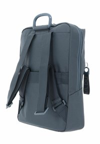 Un sac à dos texturé gris avec des bretelles réglables et une poignée supérieure. Il dispose d'une fermeture éclair et de poches latérales pour un rangement supplémentaire.